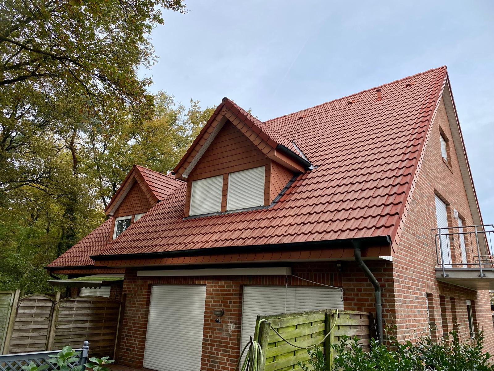 Dachreinigung Salzbergen Nachher: Das Dach strahlt wieder in der originalen Farbe.